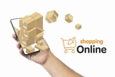 Yakından çekilen adamın elinde bir akıllı telefon var ve telefonundan bir paket çıkıyor. Beyaz bir arka planda izole edilmiş online alışveriş teklifleri. Pazarlama, Alışveriş, Teknoloji, Bağlantı, Sosyal.