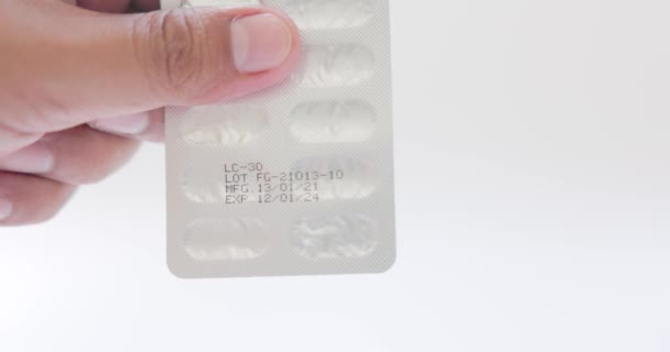 Primer Plano Del Medicamento Envase Vitamínico Con Fecha Producción Fecha — Vídeo de stock