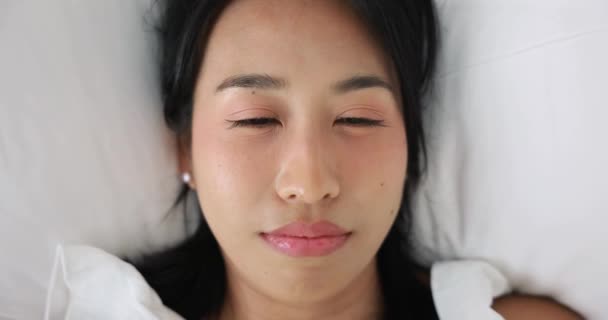 Happy Ásia Woman Use Camisola Branca Dormindo Uma Confortável Cama — Vídeo de Stock