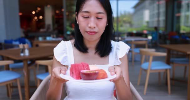 Asia Woman Szczęśliwy Kciuki Góry Ponieważ Cieszyć Się Jedzeniem Piciem — Wideo stockowe