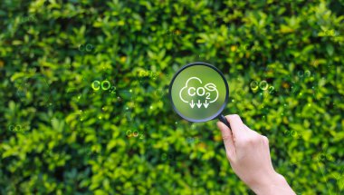 CO2, ESG ve net sıfır simgeleriyle el ele tutuşan büyüteç. Enerji tasarrufu kavramı. Gezegenimizi, dünya çevresini, dünya gününü kurtarın. sürdürülebilir kalkınma ve yeşil iş.