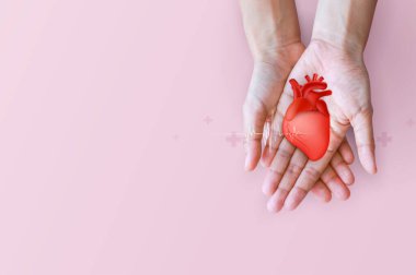 Dünya kalp günü. Hastanın kalp fonksiyonlarını kontrol etmek için pembe arka plana odaklan. Sağlık sigortası, aşk, uluslararası kardiyoloji günü, sağlık kontrolü, kalp krizi ve kardiyoloji.