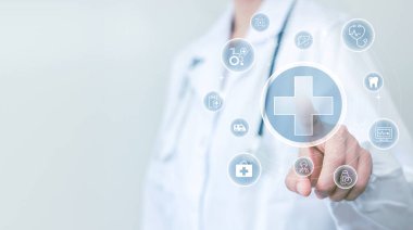 Dijital teknolojiyle sağlık hizmetleri tıp bilimi. Beyaz önlüklü doktor artı ve tıp ikonuna işaret ediyor. yenilik, tedavi, tıp ve tıbbi araştırma. Sağlık sigortası ve hastane.