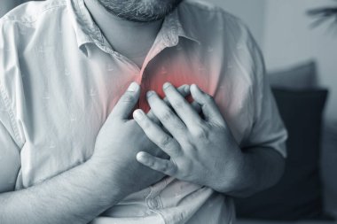 Bir adam sol göğsünü yaraladı. Ağrının nedenleri arasında kalp hastalığı, Pleurisy, Kostokondritis, Göğüs kası iltihabı ve Asit reflü hastalığı sayılabilir. Sağlık hizmetleri tıbbi konsepti.