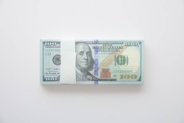 Beyaz arka planda 100 USD banknot. Amerika Birleşik Devletleri Finans Yığını. Bankacılık, nakit, tasarruf, fiat para konsepti, 100 dolar. Para Model 'i.