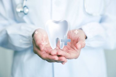 Sağlık diş sağlığı konsepti. Erkek dişçi diş macunlarını elinde tutuyor. Tıbbi sağlık ve dişçilik konsepti. Çocuk dişçi kliniğinde ya da hastanede kullanılabilir..