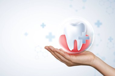 Sağlık diş sağlığı konsepti. Erkek dişçi diş macunlarını elinde tutuyor. Tıbbi sağlık ve dişçilik konsepti. Çocuk dişçi kliniğinde ya da hastanede kullanılabilir..