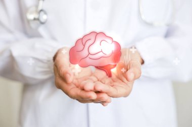 Beyni tutan doktor. Cerrah hastanın beyin test sonuçlarını analiz ediyor. Bilim ve tıpta yenilikçi. Dünya Beyin Tümörü Günü, Beyin Felci, Bunama, Alzheimer, Parkinson ve Dünya Akıl Sağlığı.