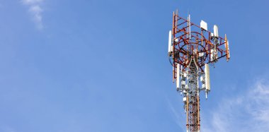 Telekomünikasyon kulesi mavi gökyüzüne karşı dijital kablosuz ağ ve 5G, internet ve küresel veri bağlantı konsepti için geleceksel teknoloji arayüzü. iletişim ağı. 