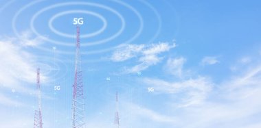 Telekomünikasyon kulesi mavi gökyüzüne karşı dijital kablosuz ağ ve 5G, internet ve küresel veri bağlantı konsepti için geleceksel teknoloji arayüzü. iletişim ağı. 