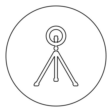 Telefon stüdyosu için akıllı telefonlu bir yüzük lambası. Fotoğraf stüdyosu için ışık podcast konsept ekipmanı. Dairesel siyah renk vektör ilüstrasyon çizim çizgisi ince hatlı basit bir şekil.