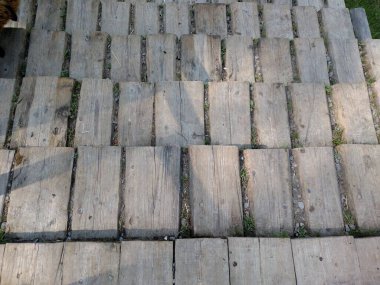 Çatı için tahtadan döşeme tahta kiremitler yatay arka plan