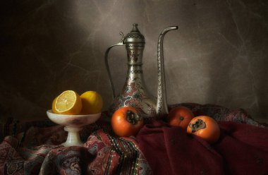 Hurma ve nar ile doğulu temalı natürmort..