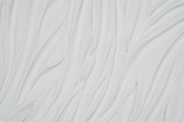 Taze beyaz boya ile kaplı beyaz bir duvar detaylı bir görünüm, herhangi bir kusur olmadan temiz ve düzgün bir yüzey gösterir.