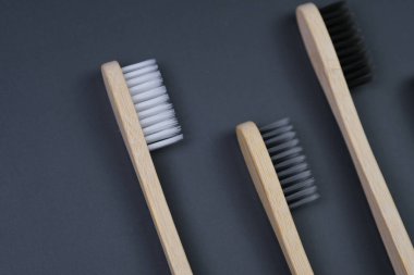 Tezgahta yan yana duran bir çift diş fırçası, ağız hijyenini korumak için kullanıma hazır..