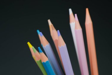 Yaratıcı kullanıma hazır basit bir fincanın içinde düzgünce düzenlenmiş çeşitli renkli kalemler koleksiyonu..