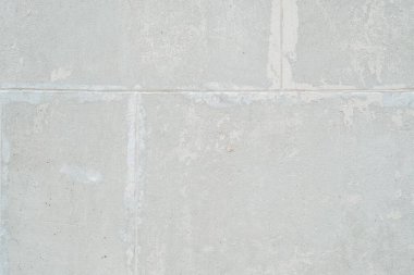 Sade beyaz bir duvara asılı siyah beyaz bir saat, zamanı gösteriyor. Saatlerin elleri geçen saatleri ve dakikaları gösteriyor..