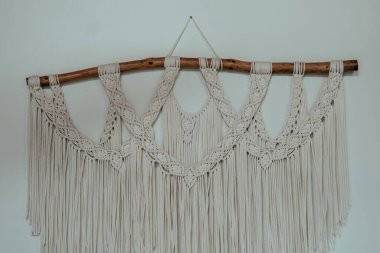 Parlak renkli sardunyalar beyaz bir tencerede büyüyüp kırsal mobilyalarla süslenmiş bir kafe terasına cazibe katar.