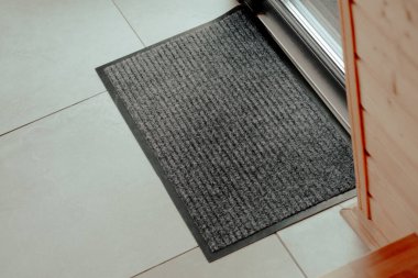 Girişteki fayanslarla döşenmiş bir kapı paspası ziyaretçiler için misafirperver bir ortam yaratıyor..