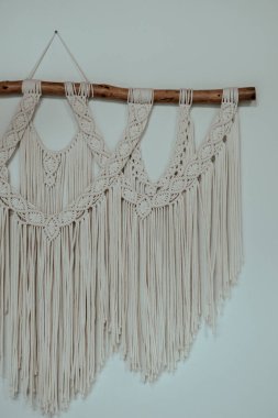 Güzel bir makrom duvar asılı vitrinler karmaşık desenler ve akışkan püsküller, herhangi bir iç alana zarafet katar