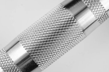 Metal bir aracın yüzeyindeki karmaşık desenleri vurgulayan bir yakın çekim görüntüsü.