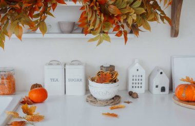 Güz yaprakları, balkabakları ve tezgahta mevsimlik dekorasyonlar olan büyüleyici bir mutfak gösterisi..