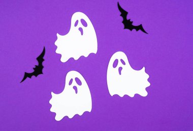 Dört şakacı hayalet ve yarasa canlı renklerde bir Cadılar Bayramı atmosferi yaratır..