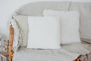 Yumuşak yastıklarla süslenmiş rahat bir hasır sandalye ve sıcak bir battaniye rahat bir atmosfer yaratır..