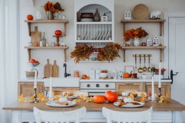 Kabak, sonbahar yaprakları ve mumlarla süslenmiş bir köy mutfağı samimi bir sonbahar havası yaratıyor..