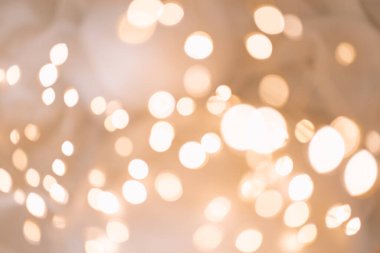 Yumuşak bokeh ışıkları parıldıyor ve evin içinde büyüleyici bir parıltı yaratıyor. Sıcaklık ve samimiyet hissi uyandırıyor. Bulanık etkisi atmosfere rüya gibi bir hava katıyor..