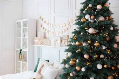 Bu rahat oturma odasında altın ve gümüşle süslenmiş güzel dekore edilmiş bir Noel ağacı var. Hediyeler ağacın etrafına konur ve şenlikli atmosferi güçlendirir..