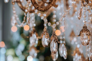 Güzel bir avize ışıldayan kristal damlacıklar yakalar, sersemletici bir etki yaratırlar, rahat bir ortamda yumuşak, sıcak bokeh ışıkları..