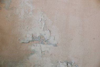 Yüzeyde alçı soyuluyor ve çatlıyor. Altındaki katmanlar ortaya çıkıyor. İnce renkler ve dokular, yaşlı yüzeylere özgü sıkıntılı ama sanatsal bir görünüm yaratıyor..