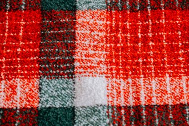 Bu sıcak kumaş klasik kırmızı ve yeşil ekose desenli, kış süslemeleri için mükemmel. Sıcak dokusu konforu davet eder, tüm sezon boyunca battaniyeler veya tatil temaları için idealdir..