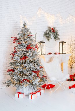 Büyüleyici bir kış ayininde, kırmızı ve altın aksanlı süslenmiş buzlu bir Noel ağacı ve güzelce paketlenmiş hediye kutuları yer alıyor. Yumuşak ışıklandırma sıcak tatil atmosferini güçlendirir.