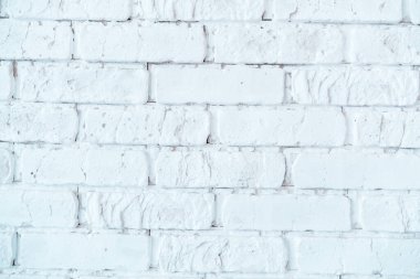 Karlı bir kış arka planında güzel dekore edilmiş bir Noel ağacı ve parlak hediye kutularının yanı sıra.