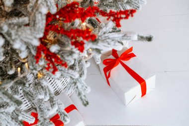 Parlak ışıklar ve kırmızı aksanlarla süslenmiş güzel dekore edilmiş bir Noel ağacı..