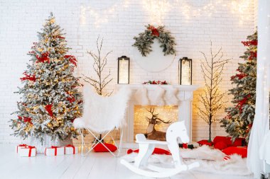 Güzel dekore edilmiş bir yerde kırmızı aksanlarla süslenmiş iki Noel ağacı var. Sıcak bir şömine hediyelerle çevrilidir ve neşeli bir tezahürat eklenir. Yumuşak ışıklandırma kış atmosferini güçlendirir.