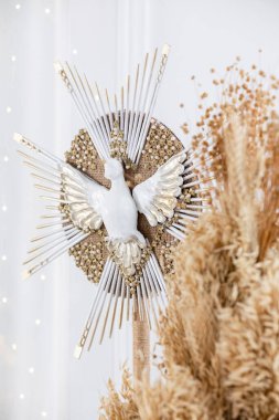 Güzel bir Noel ağacı tepesinde dekoratif elementler ve altın aksanlarla süslenmiş bir güvercin sergileniyor. Bu festival parçası tatil kutlamalarına cazibe katıyor..