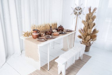 Güzel düzenlenmiş bir Noel masasında hediye kutuları ve şenlikli bir dekor vardır. Sıcak kış sahnesi şık bir Noel ağacı ve unutulmaz tatil toplantıları için zarif masa ayarlarıyla güzelleştirilir..