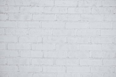 Renkli bir hediye kutusu güzel dekore edilmiş bir Noel ağacının yanında duruyor. Etraflarında, bayram kutlamaları için mükemmel sıcak bir kış atmosferi oluşturan şenlikli dekorasyonlar bulunuyor..