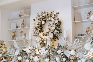 Güzel dekore edilmiş bir kış ayini vitrinleri. Karlı bir çelenk. Süslerle süslenmiş. Kutlama dekorasyonları Noel ruhunu artırır, Noel 'i kutlar ve yeni yıla hoş geldin der..