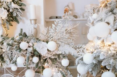 Beyaz süsler ve ışıl ışıl ışıklarla bezenmiş yemyeşil bir kış ortamı. Bu rahat yer, Noel ve yeni yıl kutlamaları için mükemmel bir tatil neşesi yayıyor..