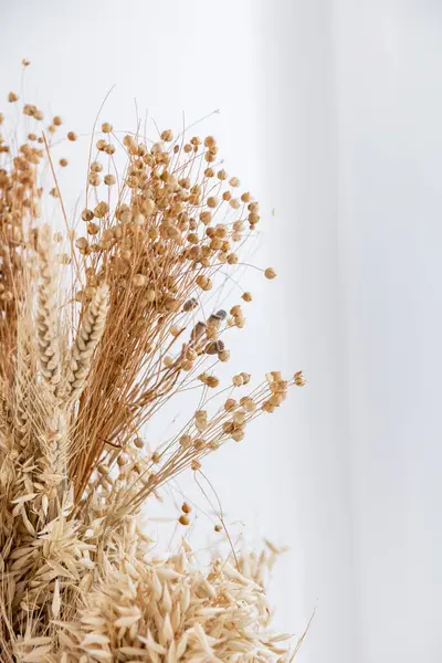 Kurumuş çiçeklerin güzel bir düzeninde sıcak tonlarda sergilenir ve kış dekoruna sıcak bir dokunuş eklenir. Bu süs, Noel ve Yeni Yıl gibi şenlikli kutlamaların atmosferini artırıyor..