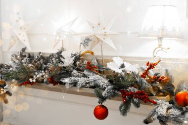 Beyaz yıldızlar ve canlı süslemelerle süslenmiş şenlikli çelenkler, sıcacık bir kış atmosferini geliştirir. Noel 'i kutlamak ve yeni yılı neşe ve sıcaklıkla karşılamak için mükemmel..