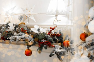 Güzel süslenmiş Noel ağacı, canlı süsler ve parlayan ışıklar da dahil olmak üzere şenlikli süslemelerle dolu sıcak kış atmosferi. Noel ve yeni yılı kutlamak için mükemmel..