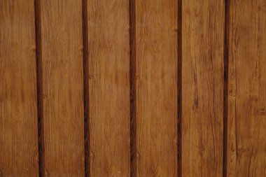 Cilalı ahşap bir yüzey, sıcak renklerde zengin tahıl desenleri sergiler ve görsel olarak çekici bir doku yaratır. Odunun doğal yapısı estetiğini geliştirir. Bu da onu çeşitli iç tasarımlar için uygun kılar..