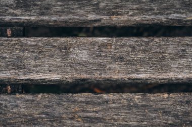 Kırsal yüzey gösterileri paralel çizgilerle döşenmiş ahşap kalasları sergiliyordu. Dokuları ve tahılları doğal ışık altında parlaklaştırarak sakin ama engebeli bir ortam yaratıyordu..