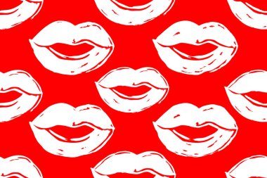 Dudak izleri pürüzsüz, sevgililer günü desenli.