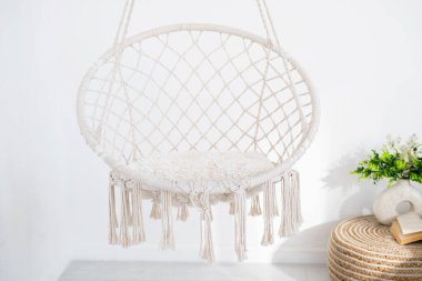 Konforlu makrome sallanan sandalye parlak, şık iç dekora cazibe katıyor..